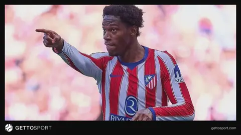 Atletiko forması geyinmiş Conatan Devid topa ötürmə edir