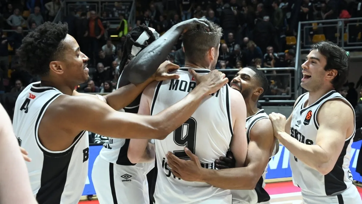 Conor Morgan son saniye şutunu atarken Beşiktaş formasıyla saha içinde