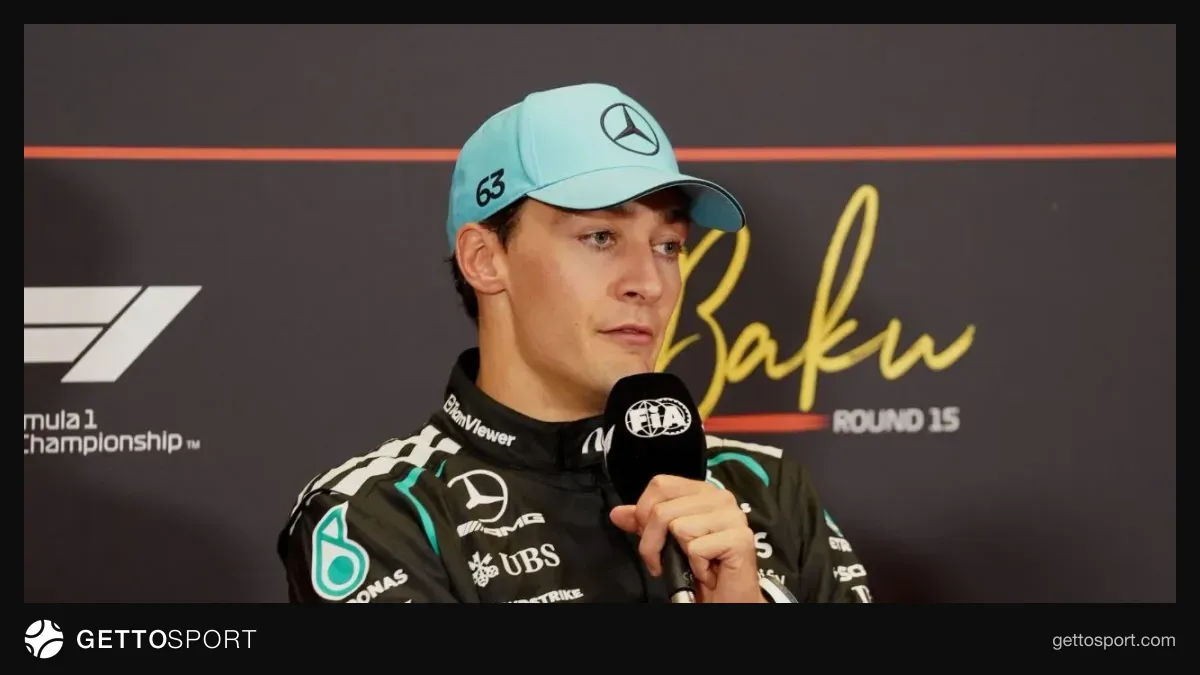 Corc Rassell kapotlu Mercedes bolidi yanında danışır