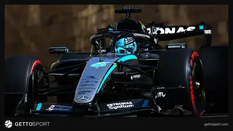 Corc Rassell Mercedes bolidi pitdə mühərrik dəyişimi üçün dayanıb