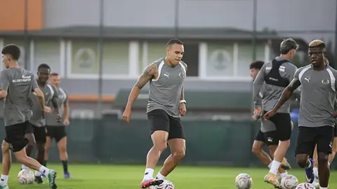 Corendon Alanyaspor futbolcuları antrenmanda pas çalışması yaparken