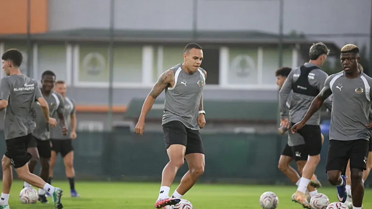 Corendon Alanyaspor futbolcuları antrenmanda pas çalışması yaparken