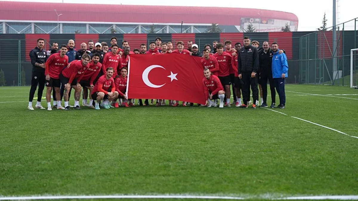 Çorum futbol takımı antrenmanda Türk bayrağıyla poz veriyor