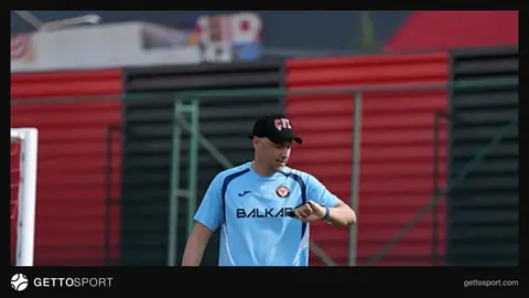 Çorum FK oyuncuları saha antrenmanında pas çalışması yapıyor
