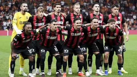 Çorum FK teknik direktörü Burak Yılmaz sahada düşünceli