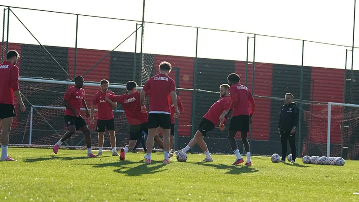 Çorum FK futbolcuları deplasman maçına hazırlanırken saha görüntüsü