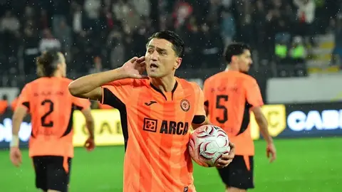Çorum FK oyuncuları Cengiz Ünder ile gol sevinci