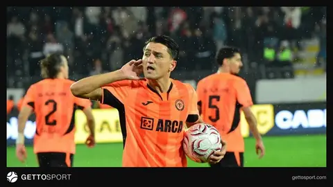 Çorum FK oyuncuları Cengiz Ünder ile gol sevinci