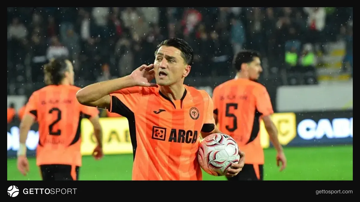 Çorum FK oyuncuları Cengiz Ünder ile gol sevinci