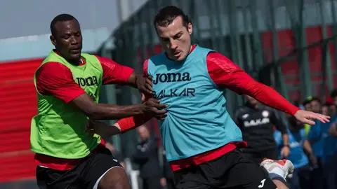 Çorum FK oyuncuları antrenmanda pas çalışması yaparken
