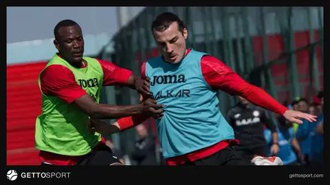 Çorum FK oyuncuları antrenmanda pas çalışması yaparken