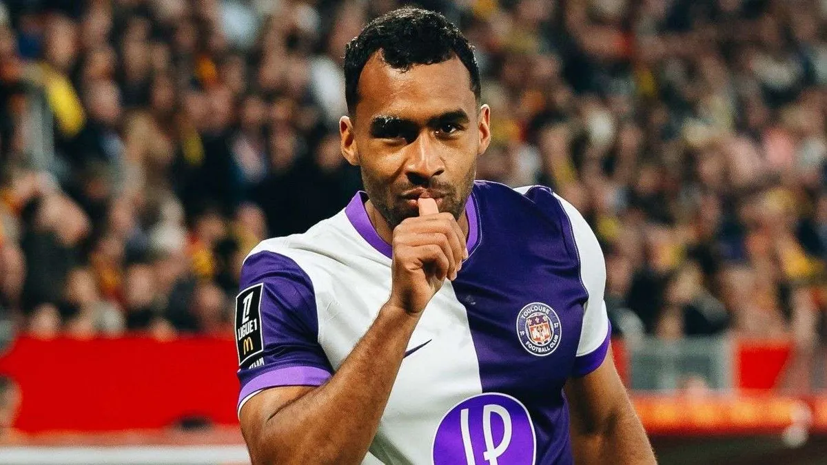 Cristian Casseres Jr. Toulouse formasıyla top sürerken
