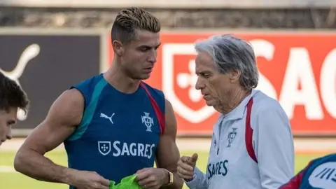Cristiano Ronaldo Portekiz milli takım formasıyla basın açıklaması yapıyor