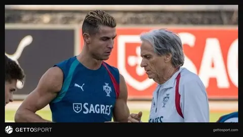 Cristiano Ronaldo Portekiz milli takım formasıyla basın açıklaması yapıyor