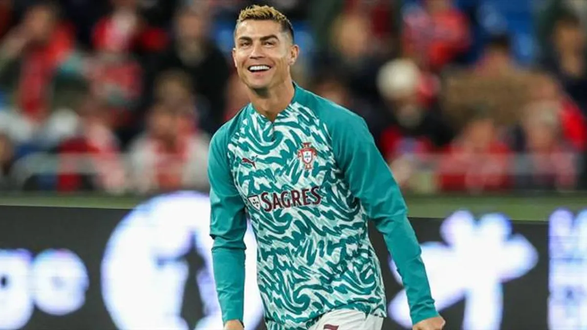 Cristiano Ronaldo ödül alırken veya ödülle poz verirken çekilmiş fotoğraf