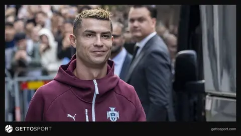 Cristiano Ronaldo röportaj verirken mikrofonlara konuşuyor