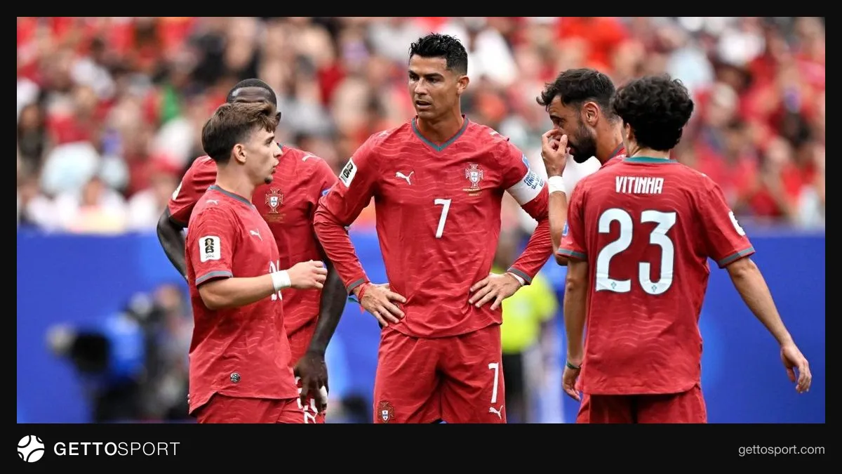 Cristiano Ronaldo milli takım formasıyla saha kenarında düşünceli