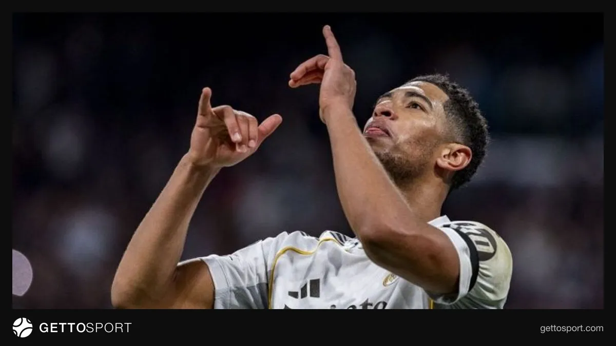 Çud Bellingem Real Madrid forması ilə küncdə dayanmış futbolçu