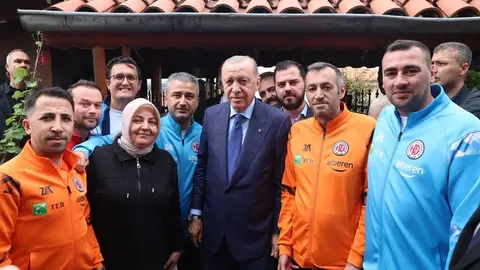 Cumhurbaşkanı Erdoğan ve İstanbul Kastamonuspor yöneticileri hatıra fotoğrafı çektirirken