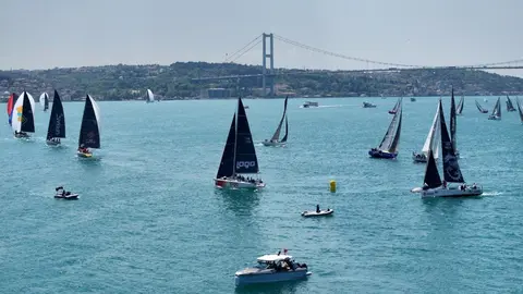 İstanbul Boğazı'nda yelkenliler Cumhuriyet Kupası startında, Dolmabahçe önünde