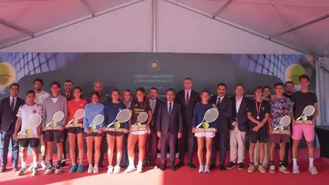 Cumhurbaşkanlığı Tenis Kupası ödül töreninde sporculara kupa verirken çekilmiş genel fotoğraf