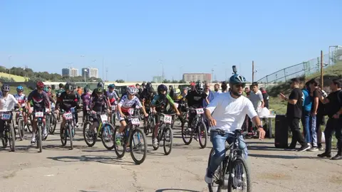 Dağ velosipedi yarışında iştirakçılar start xəttində