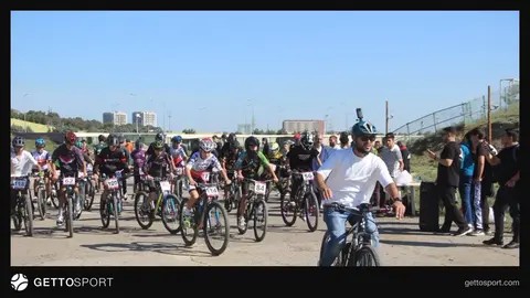 Dağ velosipedi yarışında iştirakçılar start xəttində