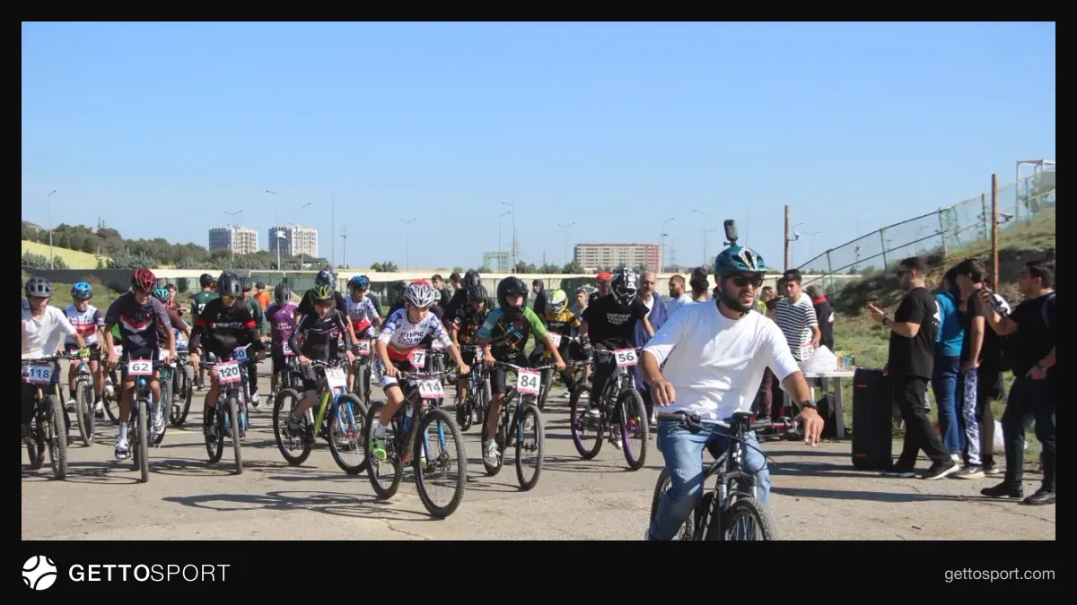 Dağ velosipedi yarışında iştirakçılar start xəttində