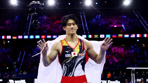 Daiki Hashimoto madalya töreninde şampiyonluğu kutluyor