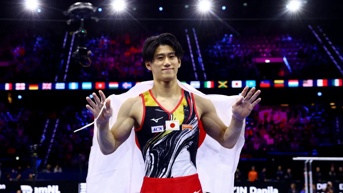 Daiki Hashimoto madalya töreninde şampiyonluğu kutluyor