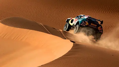 Dakar rallisi maşınları səhrada yarış zamanı