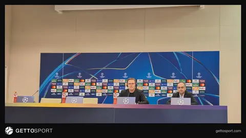 Dambrauskas xalça üzərində oyunçulara göstəriş verir, arxa planda Bakı Olimpiya Stadionu