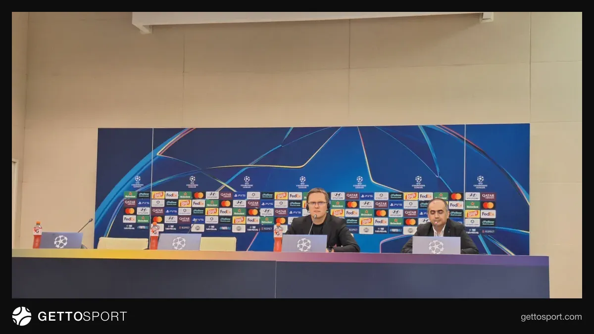 Dambrauskas xalça üzərində oyunçulara göstəriş verir, arxa planda Bakı Olimpiya Stadionu