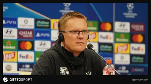 Valdas Dambrauskas mətbuat konfransında danışır, arxa fonda Stadion görünür
