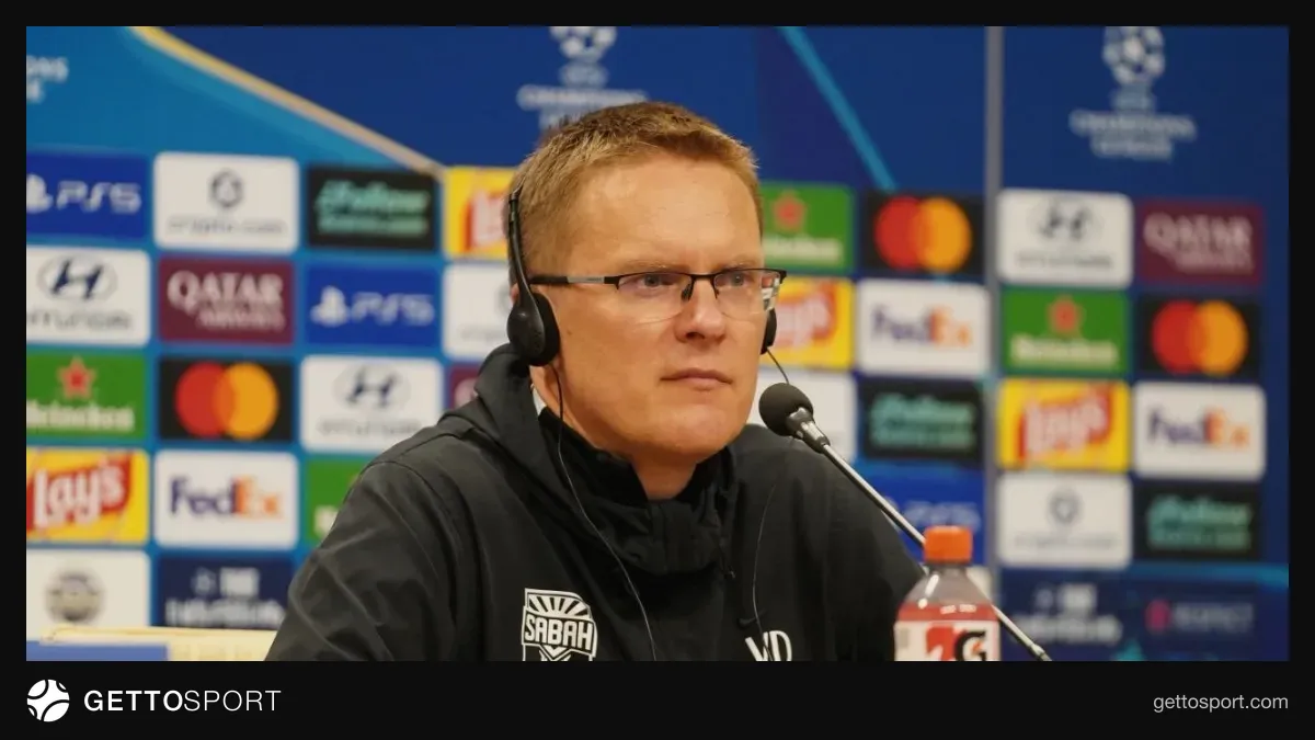 Valdas Dambrauskas mətbuat konfransında danışır, arxa fonda Stadion görünür
