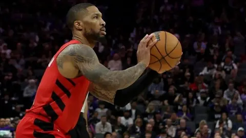 Damian Lillard maç sırasında mikrofonla konuşurken
