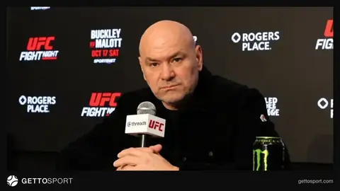 Dana Uayt mətbuat konfransında danışır, arxa planda UFC loqosu