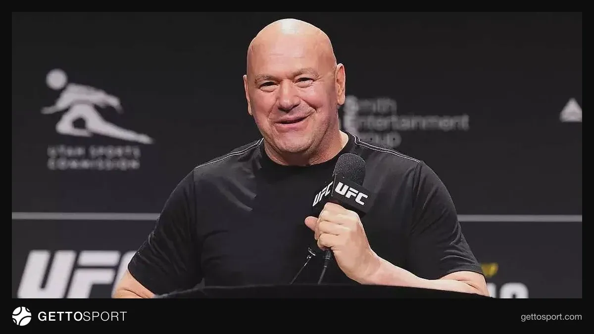 Dana Uayt mikrofonda danışır, arxa planda UFC loqosu