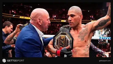 Dana White mikrofona danışır, arxa planda UFC loqosu