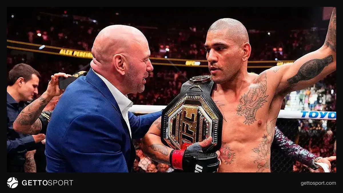 Dana White mikrofona danışır, arxa planda UFC loqosu