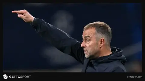 Dani Olmo və baş məşqçi Hans-Diter Flik meydanda müzakirə edir