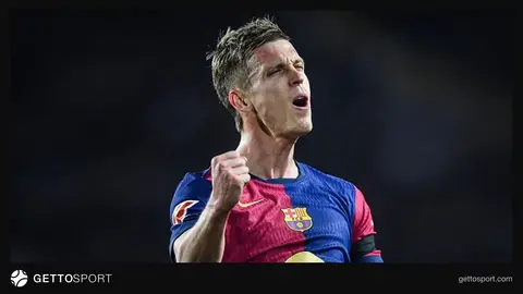 Dani Olmo Barcelona forması ilə başının üstündən kamera qarşısında