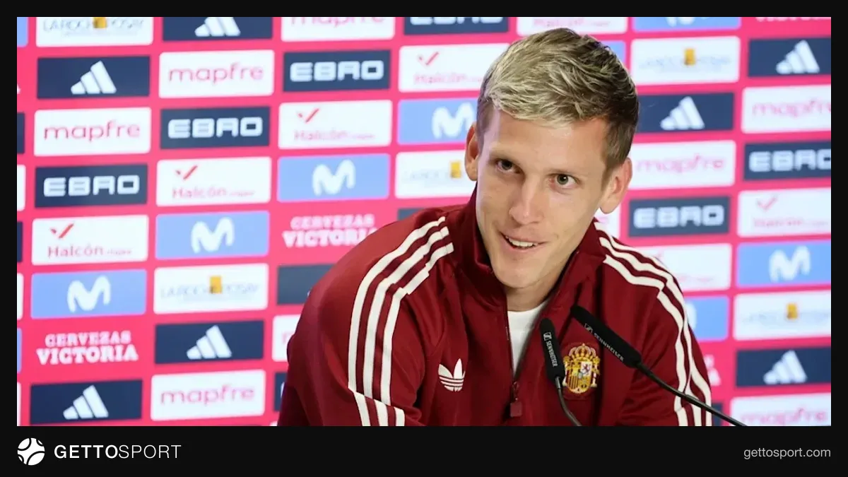 Dani Olmo mətbuat konfransında mikrofon qarşısında