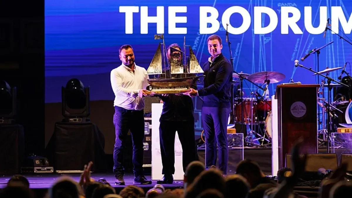 Bodrum Cup yelken yarışında dümen tutan yarış teknesi ve ödül töreni