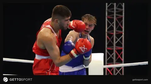 Daniel Holostenko boks əlcəkləri ilə rinq kənarında