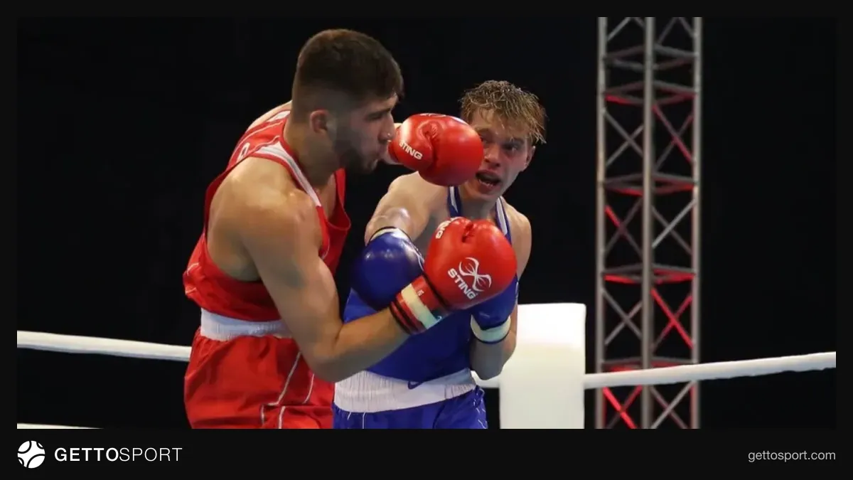 Daniel Holostenko boks əlcəkləri ilə rinq kənarında