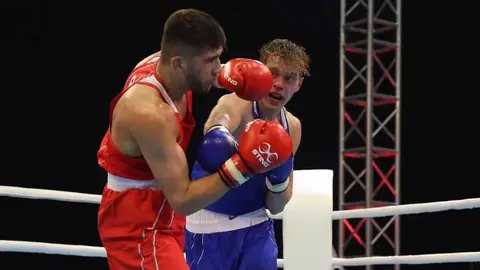 Daniel Holostenko mətbuat konfransında və ya müsahibədə danışarkən