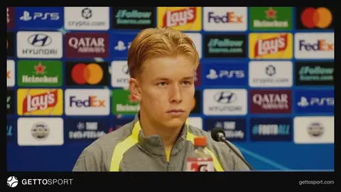 Daniel Svensson mətbuat konfransında mikrofon qarşısında
