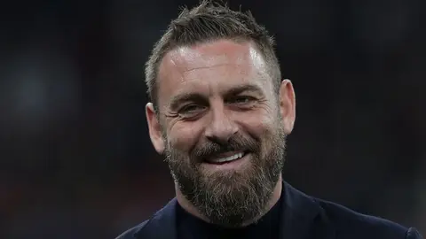 Daniele de Rossi mətbuat konfransında danışarkən