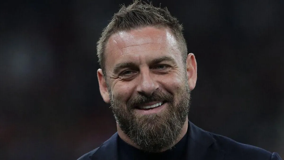 Daniele de Rossi mətbuat konfransında danışarkən